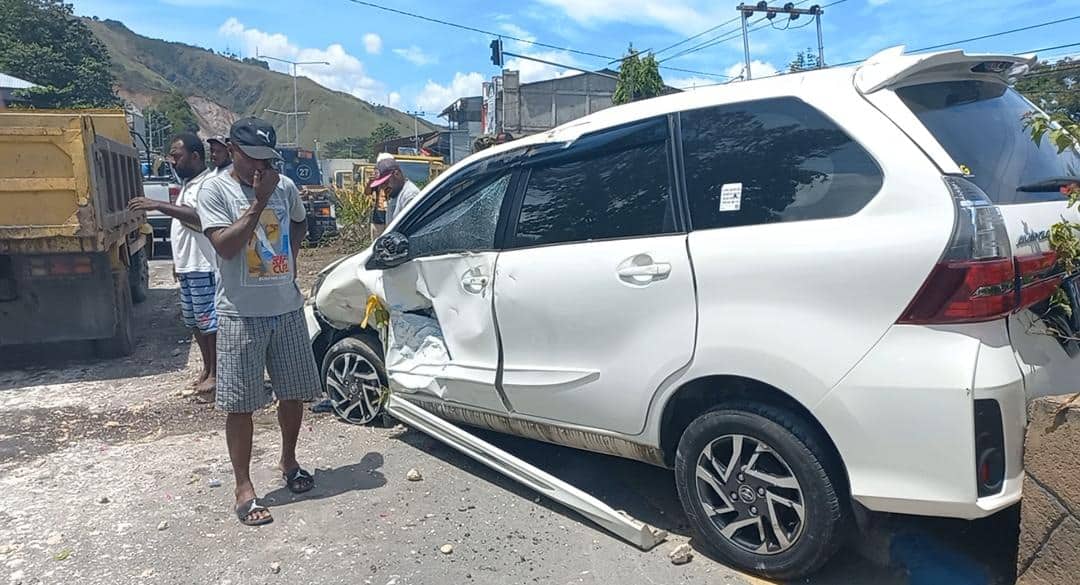 Ilustrasi berita Papua: Sopir Ngantuk, Mobil Tabrak Pembatas Jalan dan Terguling di Sentani, Bantah Sopir Hamba Tuhan