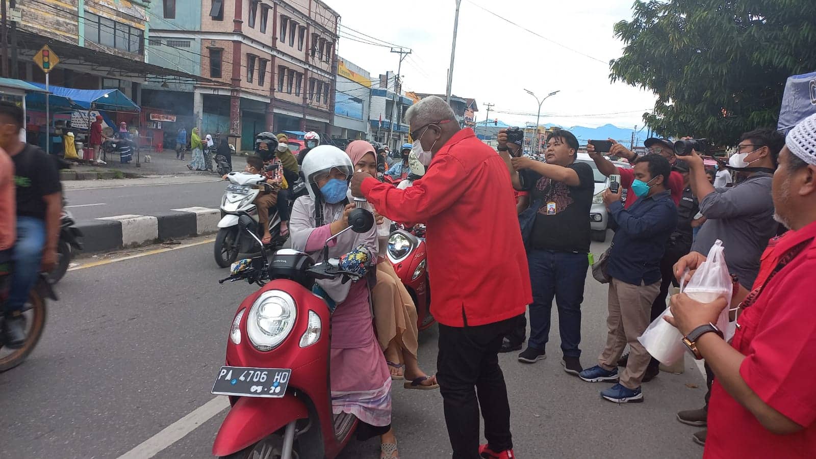 Ilustrasi berita Mimika: PDIP Mimika Bagi 750 Paket Takjil, John Thie: Bentuk Toleransi Antar Umat Beragama
