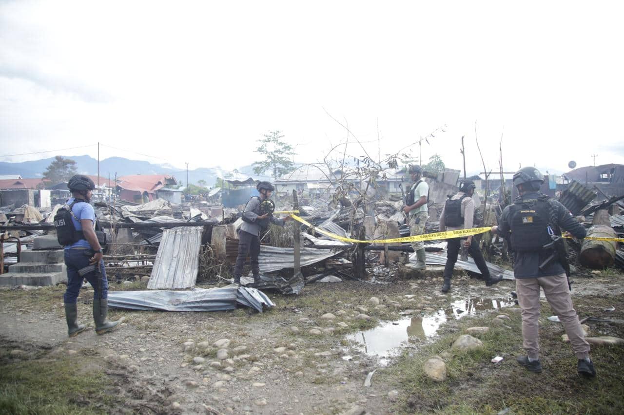 Ilustrasi berita Papua: 26 Unit Barak PNS Milik Pemda Nduga Dibakar KKB, Semua Korban Mengungsi Ke Rumah Saudara