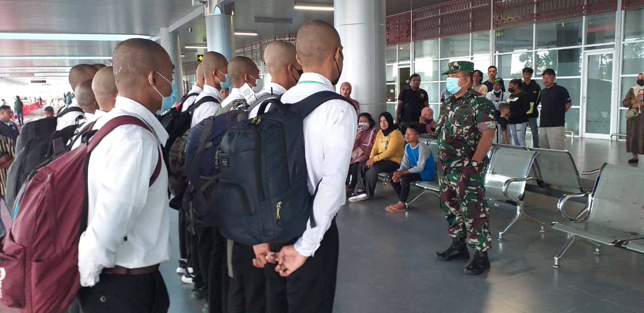 Ilustrasi berita Mimika: Kodim 1710 Mimika Lepas 10 Calon Tamtama PK Gel 1 TNI AD Tahun 2022 di Bandara Mozes Kilangin