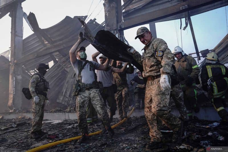 Ilustrasi berita BERITA UTAMA: Puluhan Hilang, 18 Tewas Usai Rudal Rusia Hantam Mall di Ukraina