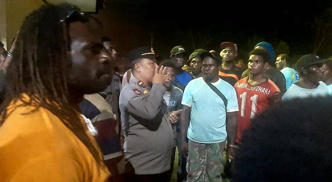 Ilustrasi berita Mimika: Tumpangi 20 Mobil, Ratusan Buruh TKBM Pomako Giring Bendahara ke Polsek Mimika Baru, FJ : Uang Sisa Rp 90 Juta
