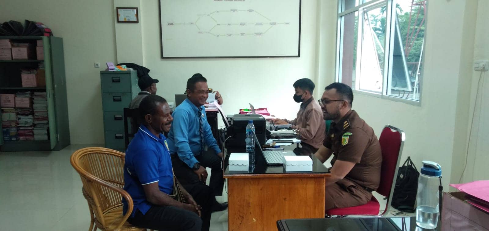 Ilustrasi berita Mimika: Selama 4 Jam, Dua Tersangka Korupsi BLT Dana Desa di Distrik Kwamki Narama Diperiksa Tim Kejari Timika