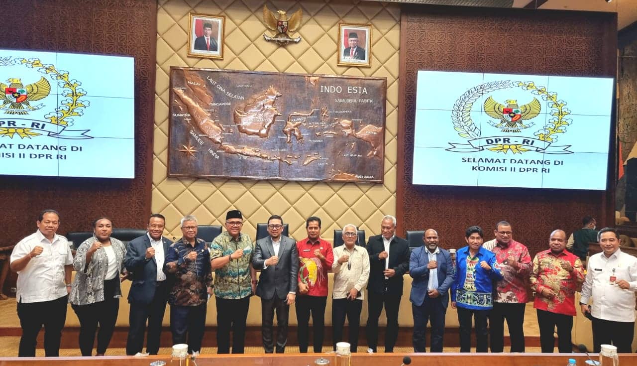 Ilustrasi berita Papua: Timotius Murib Baca Pandangan MRP di Hadapan Komisi II DPR RI Terkait DOB Papua, Kecewa Aspirasi Tidak Diperhatikan