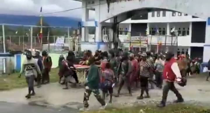 Ilustrasi berita Papua: Rusuh di Kantor Bupati Paniai yang Tewaskan Satu Warga Dipicu Pemilihan Kepala Kampung, Satu Anggota Polisi Terluka