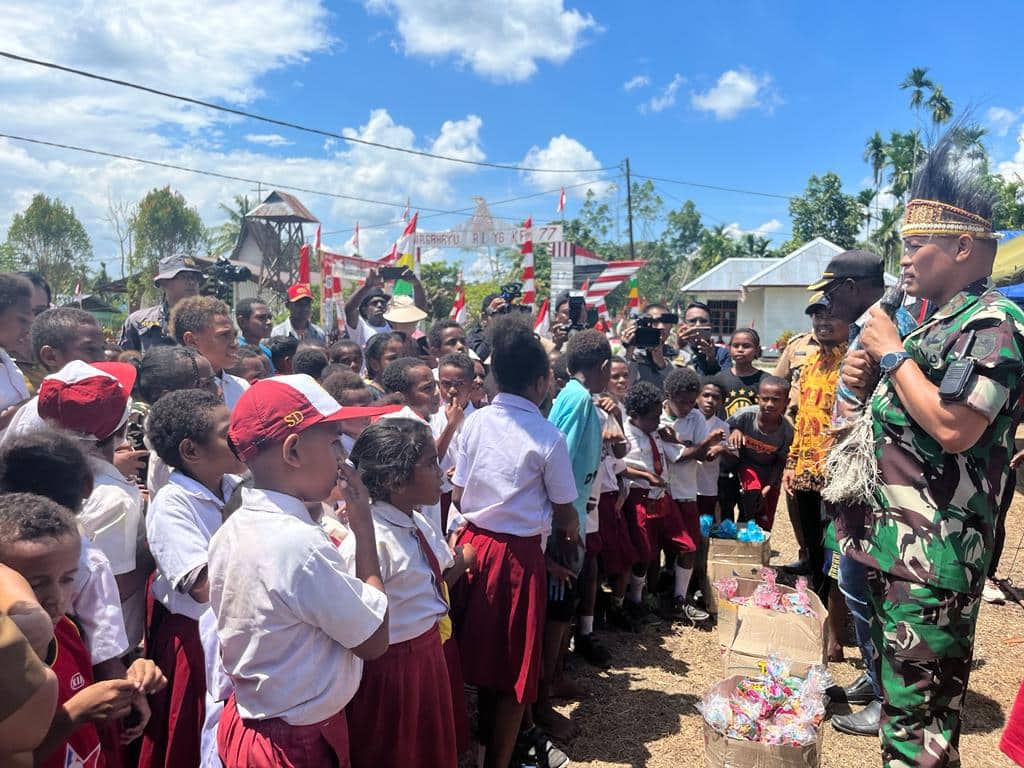Ilustrasi berita Papua: Jelang HUT RI ke 77, Danrem Sembiring Bersama Mantan Petinggi OPM Berbagi Kebahagiaan Dengan Anak Sekolah di Kampung Workwana, Keerom