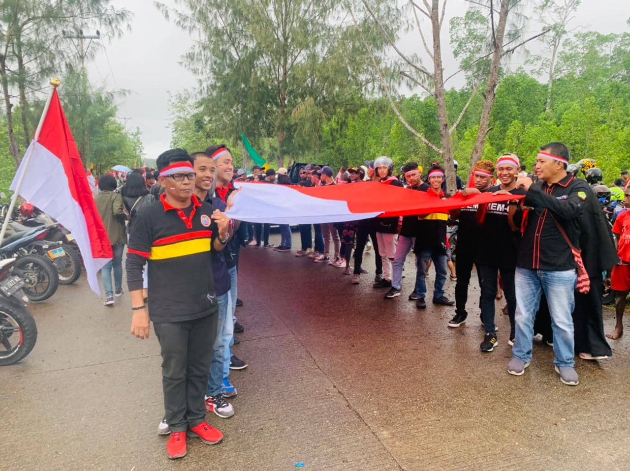Ilustrasi berita Mimika: Tanamkan Semangat Kebangsaan, Pemuda Toraja Mimika Bentangkan Bendera 77 Meter di Pomako