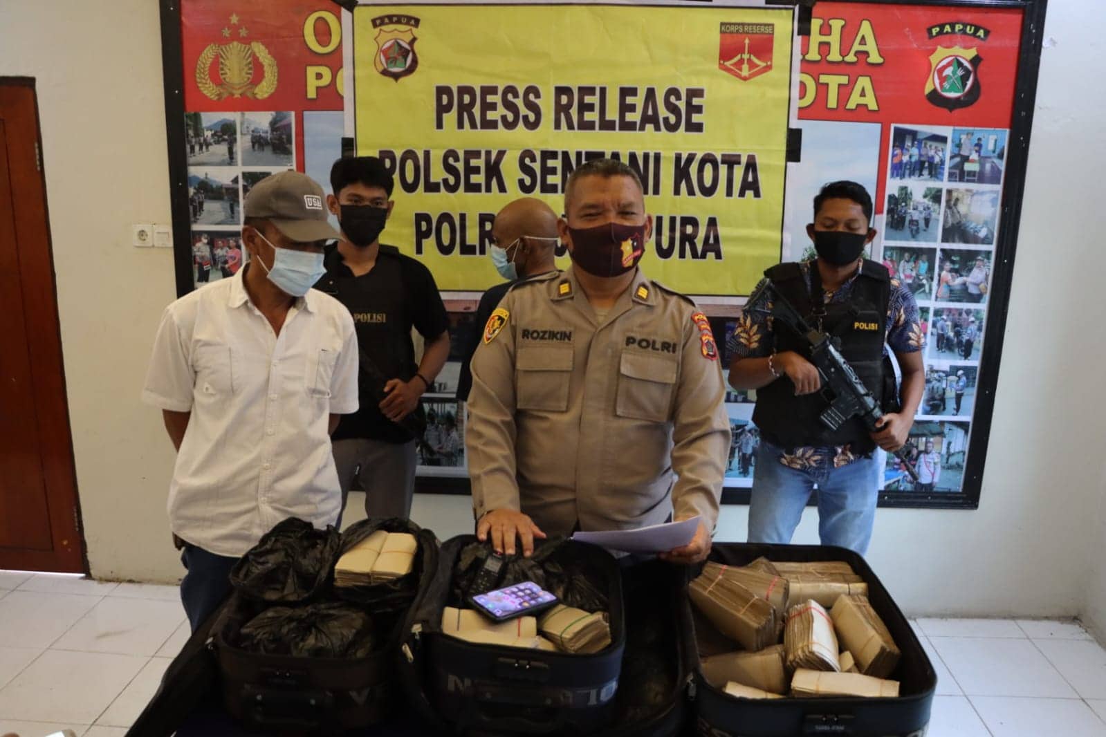 Ilustrasi berita Papua: Mengaku Bisa Gandakan Uang Jadi Rp 1,5 Miliar, Pria di Sentani Tipu Tiga Ibu Rumah Tangga Hingga Rp 125 Juta