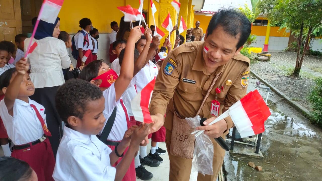 Ilustrasi berita Mimika: Dukung Program 10 Juta Bendera Merah Putih, Kesbangpol Bagikan 1.500 Bendera ke Sekolah Dasar di Mimika