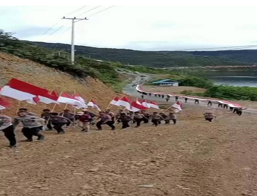 Ilustrasi berita Papua: Bangkit Lebih Kuat Pulih Lebih Cepat, 100 Meter Merah Putih Berkibar di Gunung Kabrey di Atas Danau Anggi