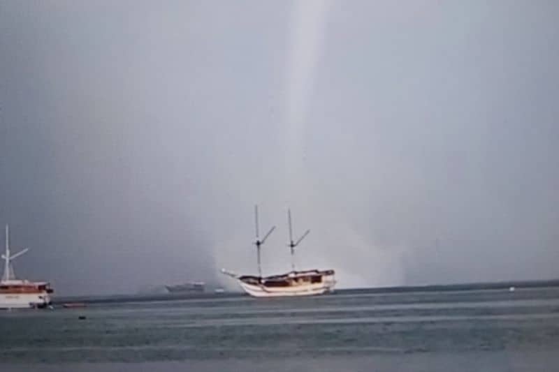 Ilustrasi berita Papua: Fenomena Waterspout Menghebohkan Warga Sorong