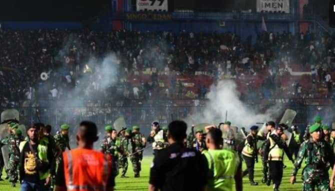 Ilustrasi berita Nasional: Sepakbola Indonesia Berduka! 60 Orang Dikabarkan Tewas Akibat Kerusuhan Usai Laga Arema Melawan Persebaya
