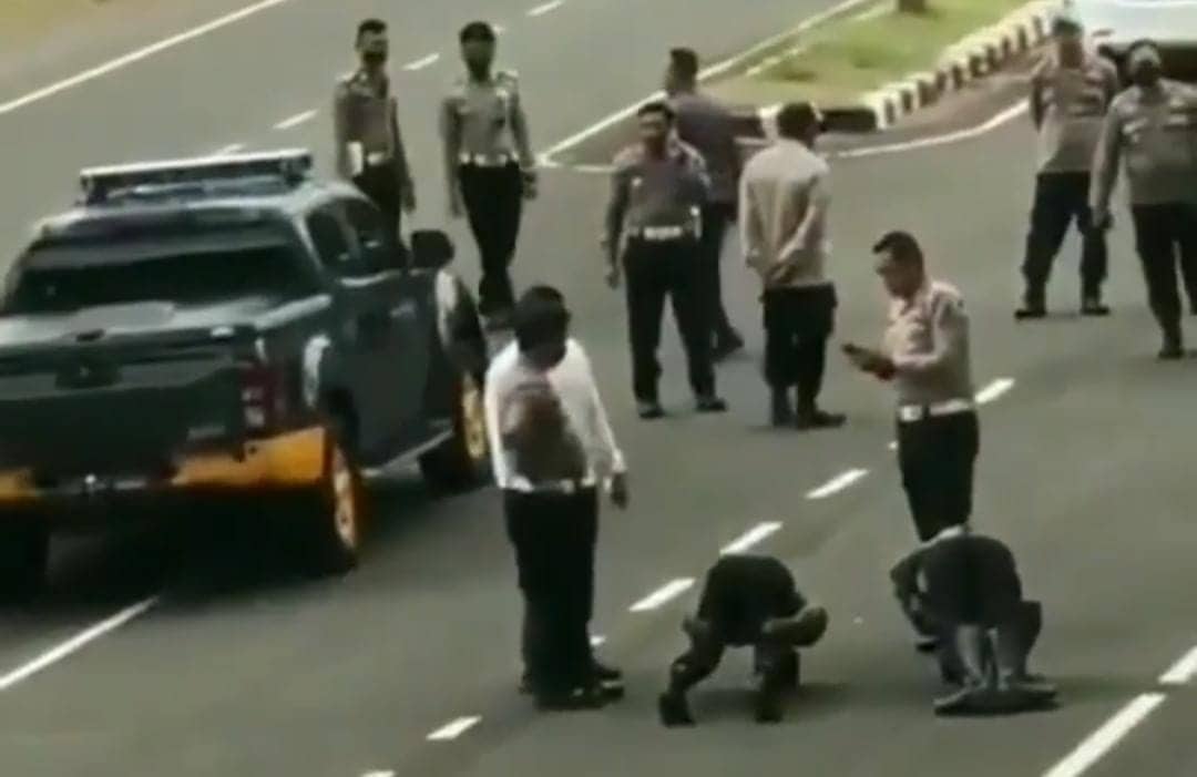 Ilustrasi berita Papua: Dua Oknum Polisi Disiksa Tancapkan Kepala di Aspal, Dirlantas Polda Papua Barat Minta Maaf kepada Institusi TNI