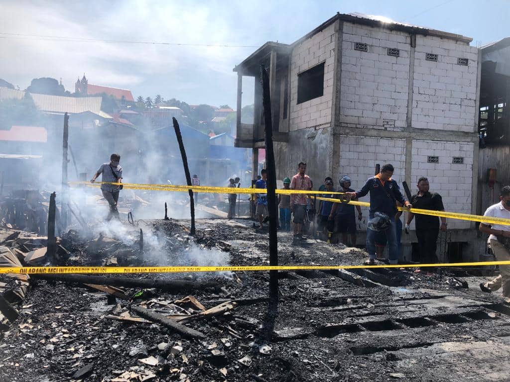 Ilustrasi berita Papua: Polisi Olah TKP Kebakaran Kampung Nelayan Dok IX Jayapura, 14 Rumah Hangus Terbakar