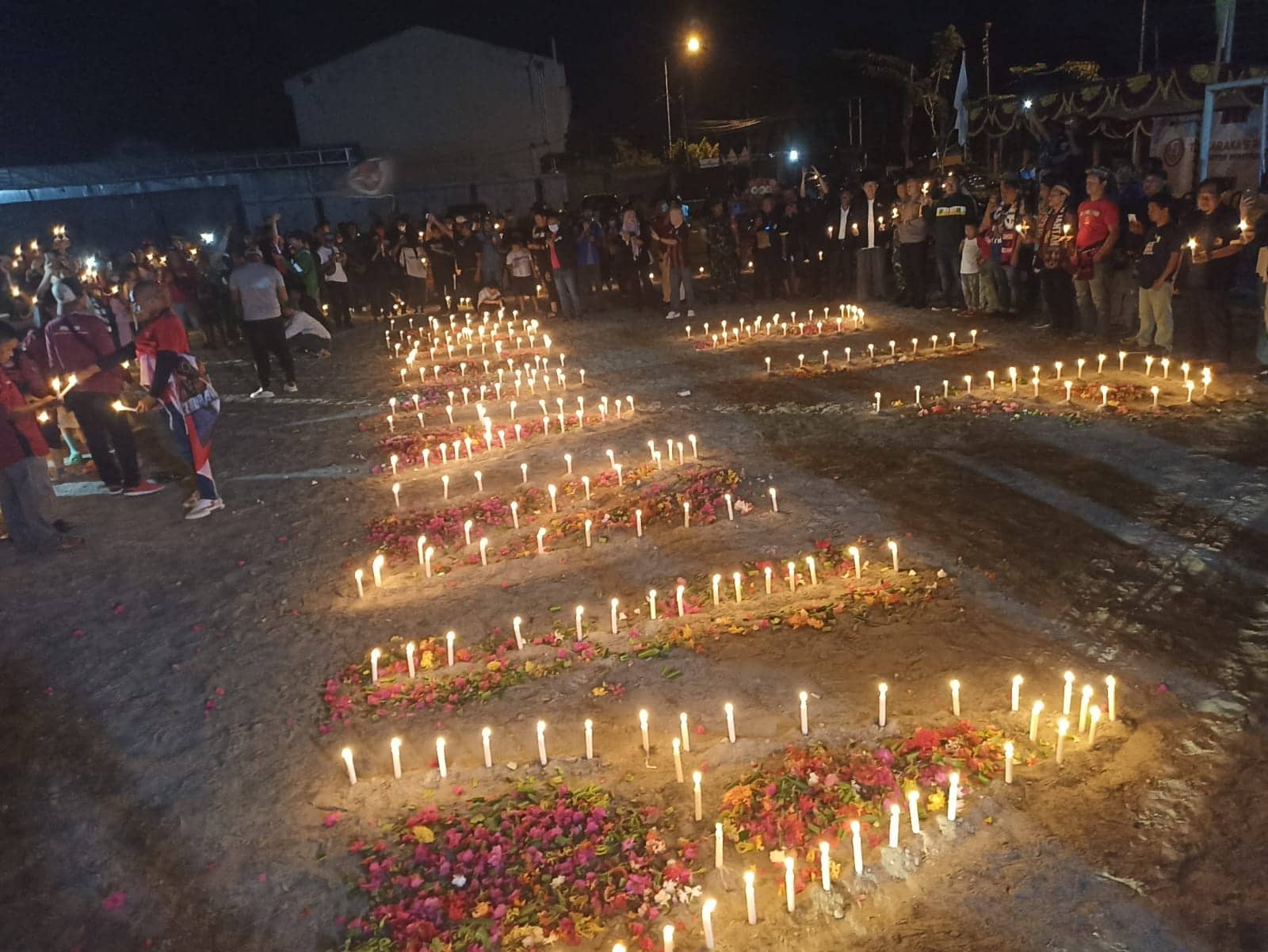 Ilustrasi berita Mimika: Kapolres Himbau Jaga Keamanan, Aliansi Supporter Mimika Bakar 1000 Lilin Untuk Korban Kanjuruhan