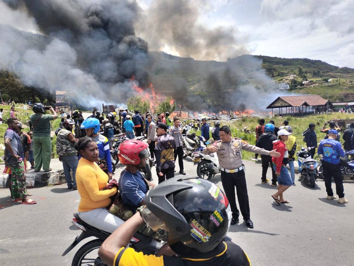 Ilustrasi berita Papua: Kebakaran Hebat di Puncak Jaya, 17 Kios dan 7 Ruko Hangus Terbakar, Aparat Waspadai Penjarahan