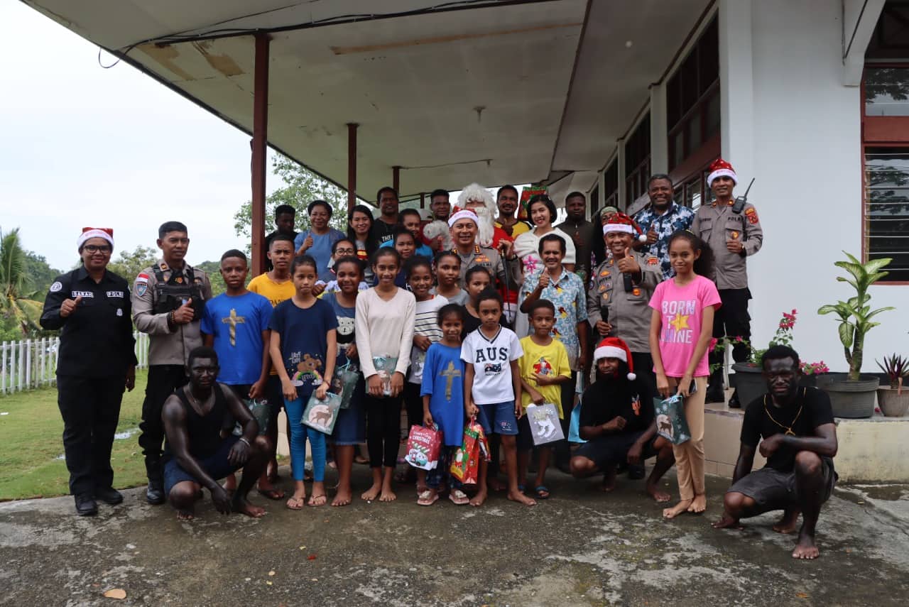 Ilustrasi berita Papua: Polisi Santa Polresta Jayapura Bagikan Bingkisan Natal, Kombes Mackbon: Ingin Lebih Dekat Dengan Masyarakat