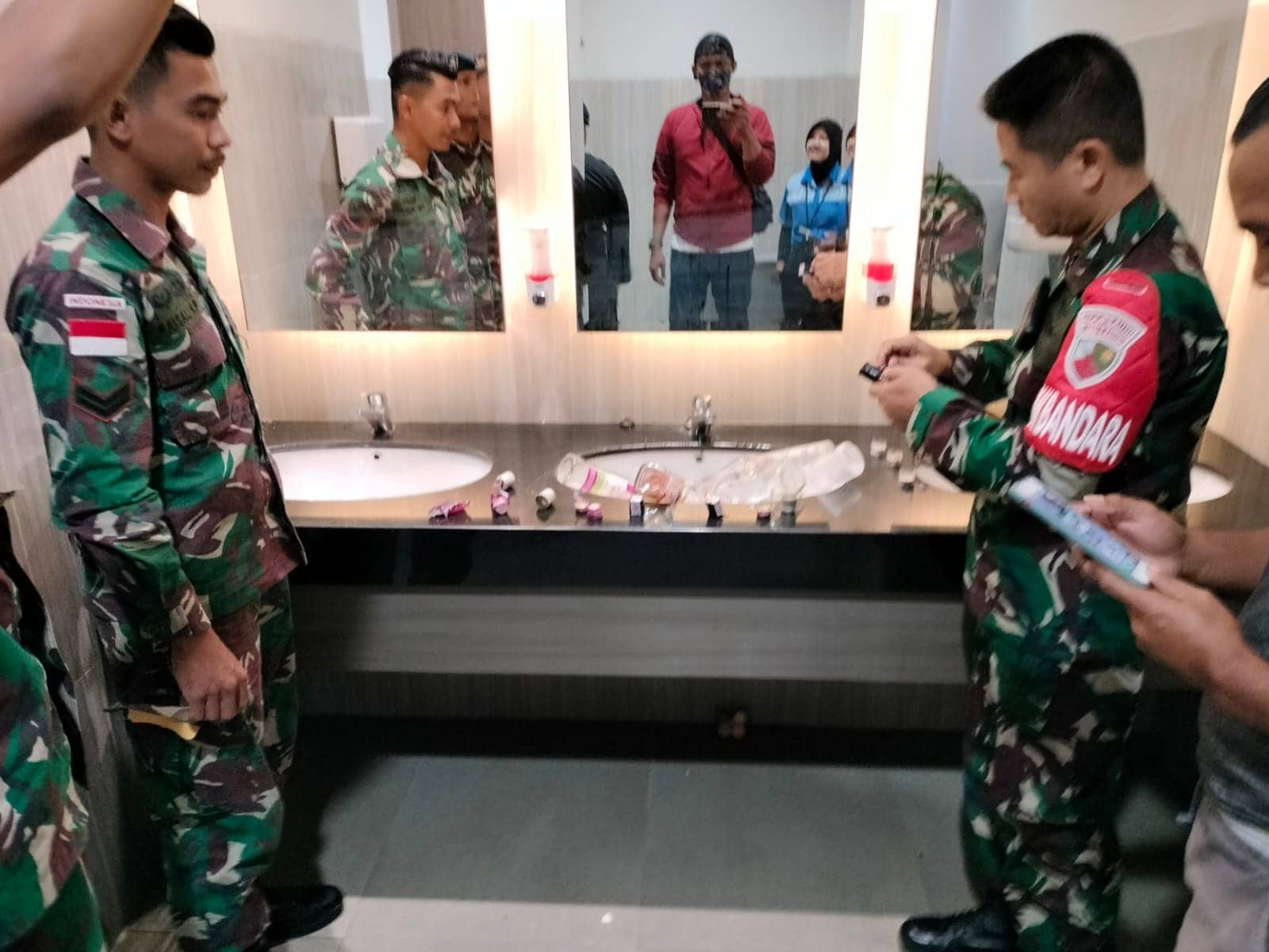 Ilustrasi berita Mimika: Terdeteksi X-ray Bandara Mozes Kilangin Timika, Personil Lanud YKU dan Petugas Bandara Amankan Barang Terlarang
