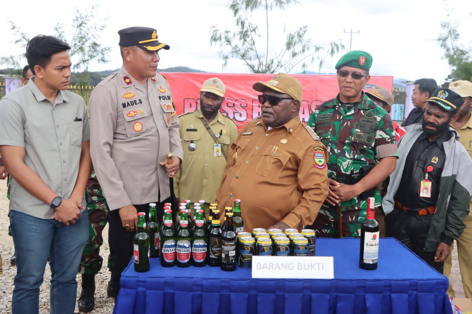 Ilustrasi berita Papua: Bahan Makanan Kedaluarsa Dibakar, Polisi Musnahkan Ratusan Botol Miras di Deiyai