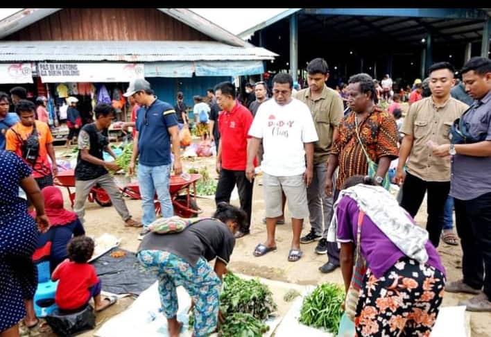 Ilustrasi berita Papua: Bercelana Pendek, Bupati Biak Numfor Borong Jualan Mama-Mama Papua di Pasar Darfuar