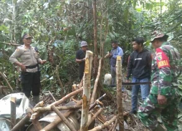Ilustrasi berita Mimika: Aparat TNI/Polri dan Distrik Mimika Timur Bersinergi Berantas Tempat Produksi Miras Lokal di Mapurujaya