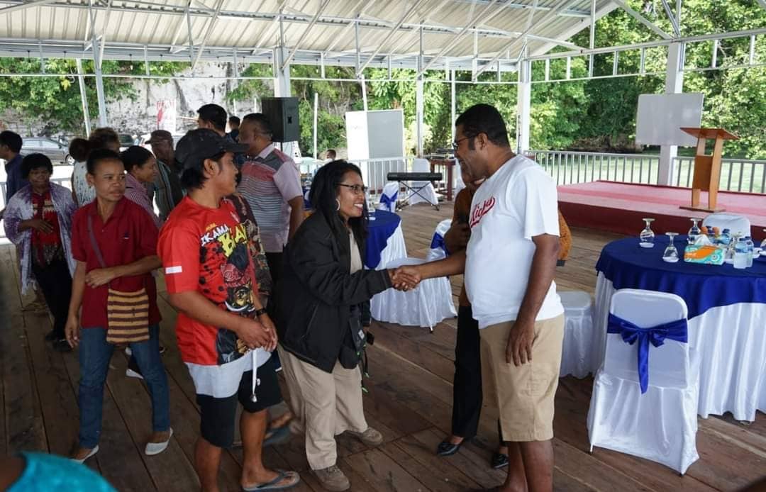 Ilustrasi berita Papua: Bupati Herry Naap Dorong Pedagang di Pasar Ikan Fandoy Dirikan Koperasi