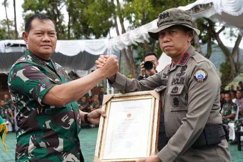 Ilustrasi berita Papua: Panglima TNI dan Kapolri Beri Penghargaan ke Tiga Personel TNI-Polri