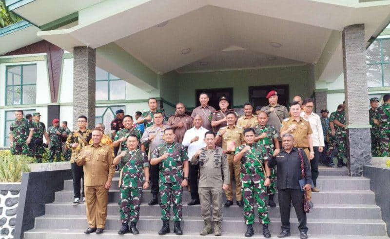 Ilustrasi berita Papua: Ketua Majelis Rakyat Papua Barat Apresiasi Panglima TNI-Kapolri