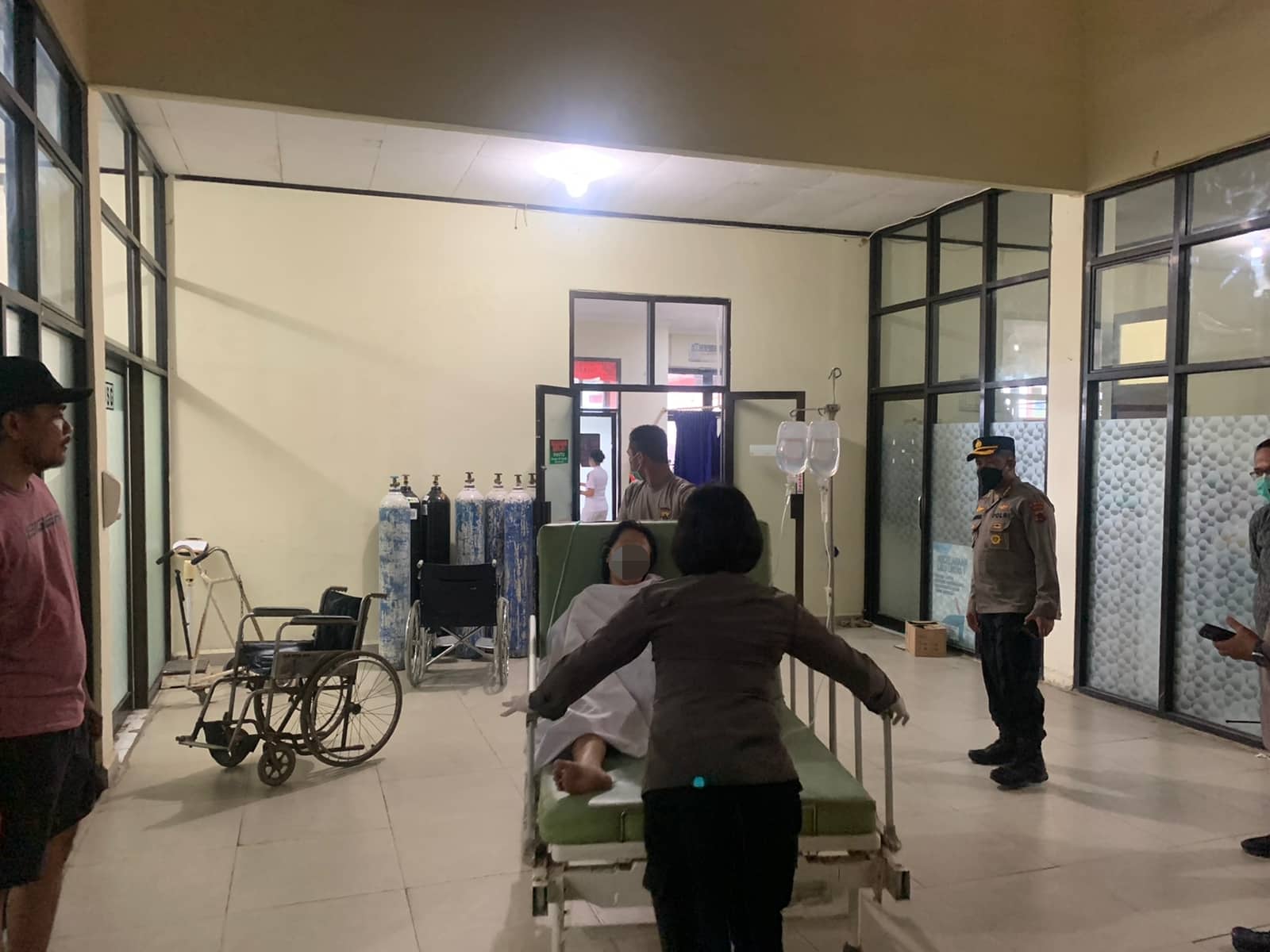 Ilustrasi berita Papua: Penjaga Warung Terkena Peluru "Nyasar" saat Polisi Bubarkan Pendukung Gubernur Enembe di Bandara Sentani