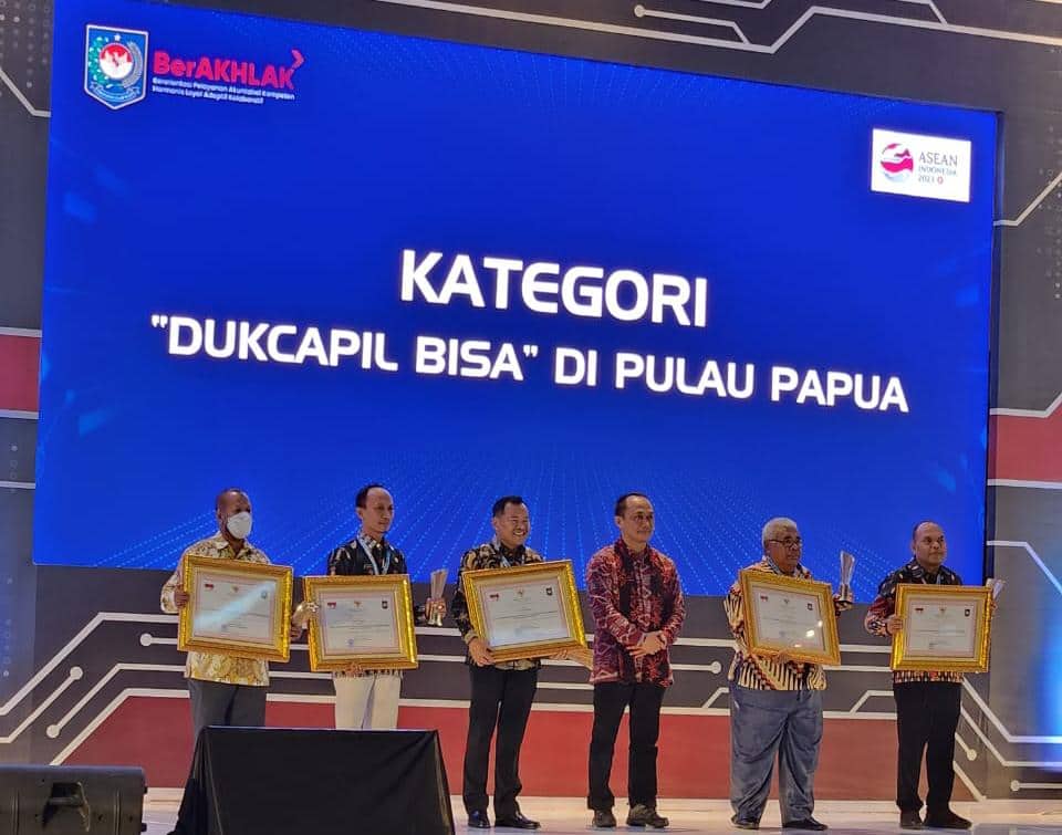 Ilustrasi berita Mimika: Dinas Dukcapil Mimika Raih Penghargaan "DUKCAPIL BISA di Tanah Papua" dari Kemendagri, Slamet Sutejo: Kami Dedikasikan untuk Masyarakat Mimika