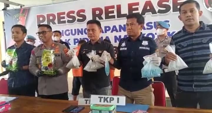 Ilustrasi berita Nasional: Menyamar Jadi Pembeli, Polisi Tangkap Pengedar 2 Kilogram Sabu-sabu dan 4.500 Butir Pil Ekstasi di Bone