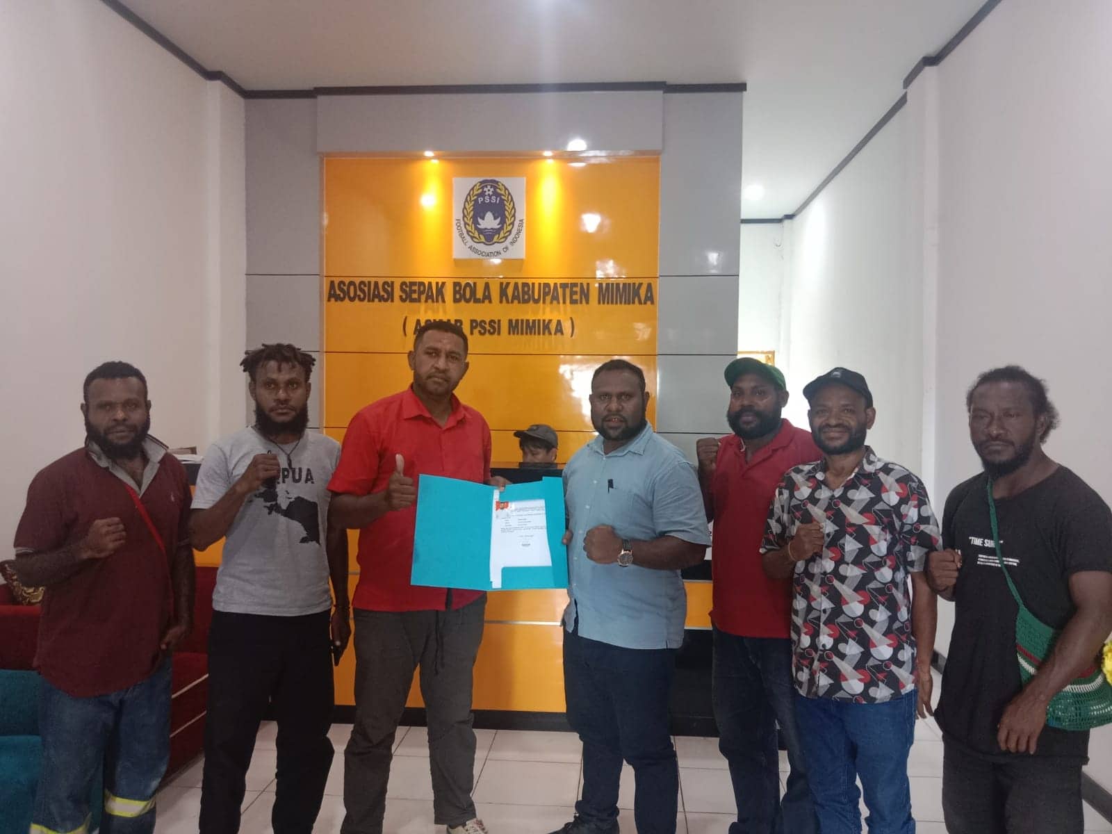 Ilustrasi berita Mimika: Novian Kulla dan Rafael Taorekeyau Kembalikan Berkas Calon Ketua Persemi Mimika