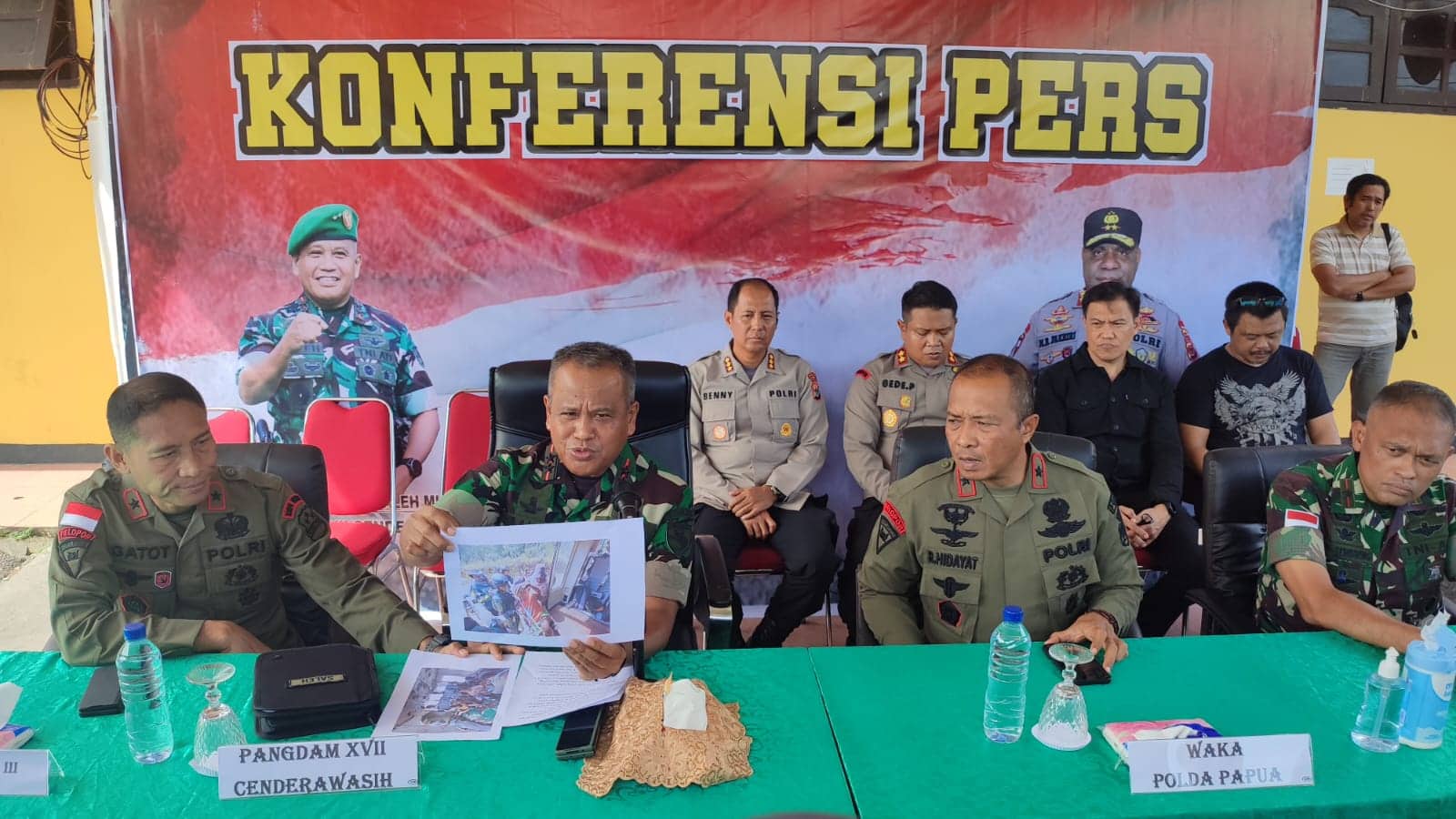 Ilustrasi berita Papua: KST Kembali Sebar Hoax, Seorang WNA Memegang Bendera Bintang Kejora Dinarasikan Sebagai Pilot Susi Air yang Hilang