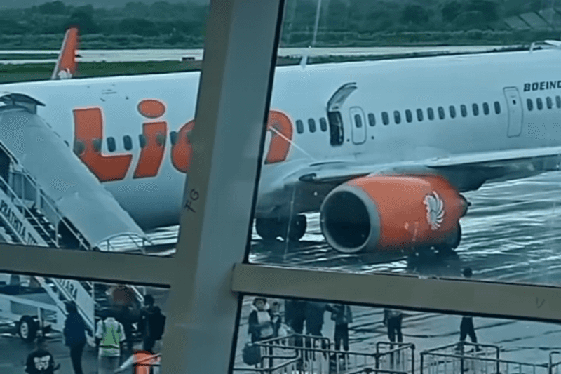 Ilustrasi berita Nasional: Handphone Keluarkan Asap, Penumpang Buka Pintu Darurat, Pesawat Lion Air Batal Terbang