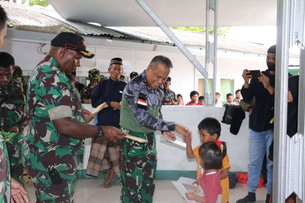 Ilustrasi berita Papua: Jenderal Muhammad Saleh Mustofa Beri Motivasi Anak-anak Pengungsi Kerusuhan Wamena