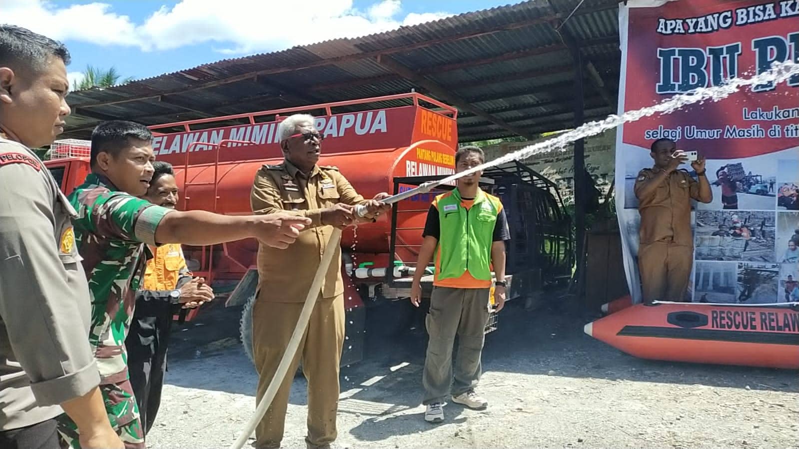 Ilustrasi berita Mimika: Pemda Mimika Serahkan Bantuan Mobil Suplai Air Damkar dan Perahu Karet Kepada Relawan Mimika Papua