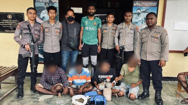 Ilustrasi berita Papua: Ribut Saat Konsumsi Miras, 4 Pria di Kampung Buton Perumnas 2 Waena Tertangkap Konsumsi Ganja