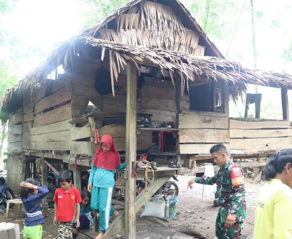 Ilustrasi berita Nasional: Baznas Kabupaten Bone Serahkan Bantuan Perbaikan Rumah di Kecamatan Cina