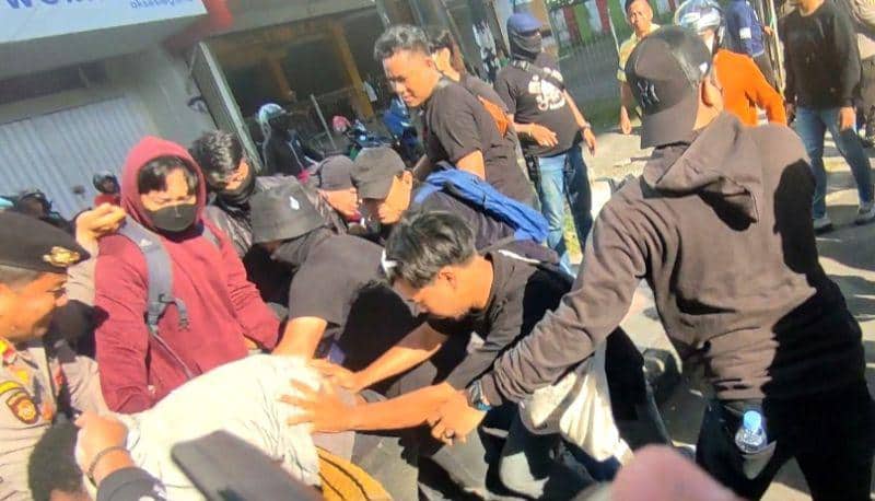 Ilustrasi berita Nasional: Polrestabes Makassar Amankan Provokator Hari Buruh, Puluhan Mahasiswa Papua Dievakuasi Dua Truk