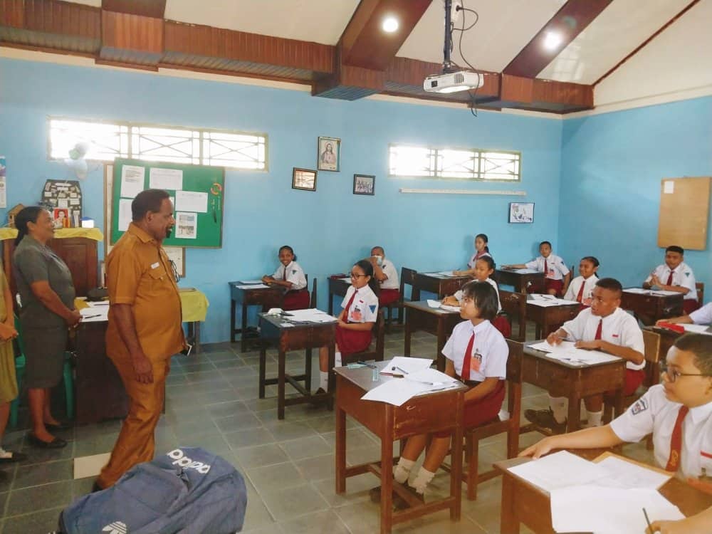 Ilustrasi berita Mimika: Pantau Ujian Akhir di Sekolah Yayasan, Plt Kadis Pendidikan Mimika Kembali Tegaskan Beri Perlakuan yang Sama