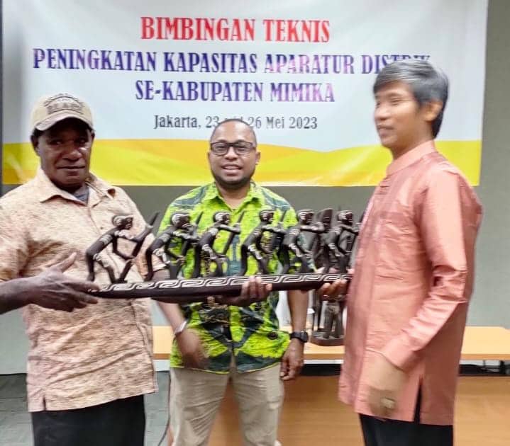 Ilustrasi berita Mimika: Aparat Distrik se-Mimika Gelar Bimtek, Suto Rontini : Pegawai dan Staf Distrik Harus Terus Belajar dan Tingkatkan Pengetahuan
