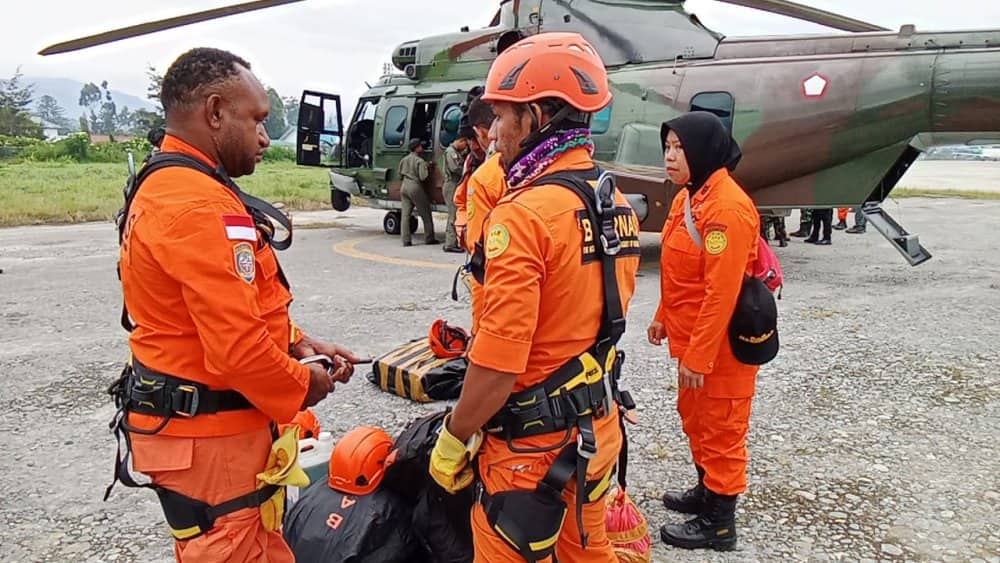 Ilustrasi berita Papua: Lokasi Sulit Dijangkau Tim SAR Gunakan Granat Asap, Korban Jatuhnya SAM AIR Diperkirakan Meninggal Dunia