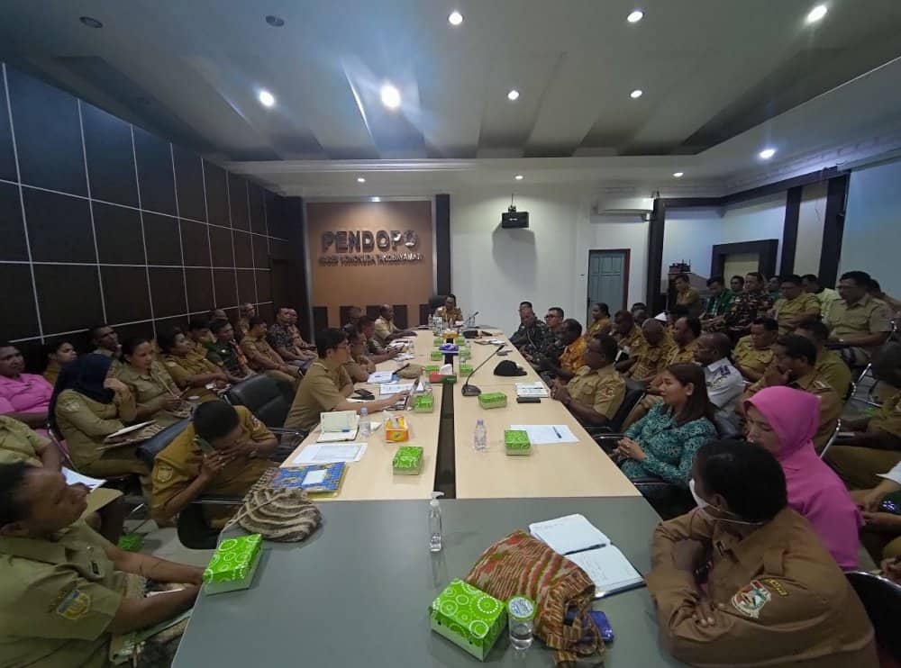 Ilustrasi berita Papua: Pimpin Rapat Penanganan Masalah Kesejahteraan Sosial, Pj. Bupati Mappi Seriusi Masalah "Ngelem" dan Anak Putus Sekolah