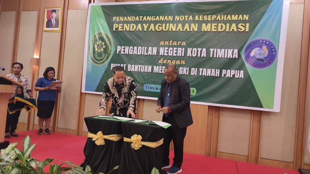 Ilustrasi berita Mimika: Pusat Bantuan Mediasi GKI Tandatangani Nota Kesepahaman Dengan PN Kota Timika, 16 Mediator Terima SK