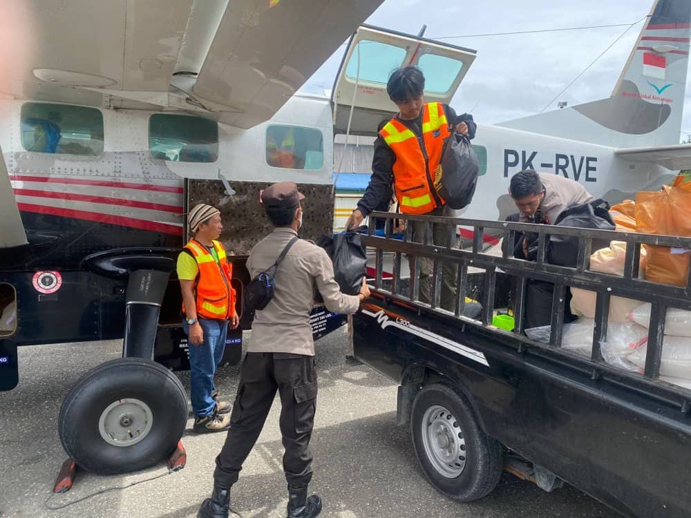Ilustrasi berita Papua: Dukungan Terus Mengalir, Logistik Bantuan Kapolri dan Kapolda Tiba di Distrik Sinak Kabupaten Puncak