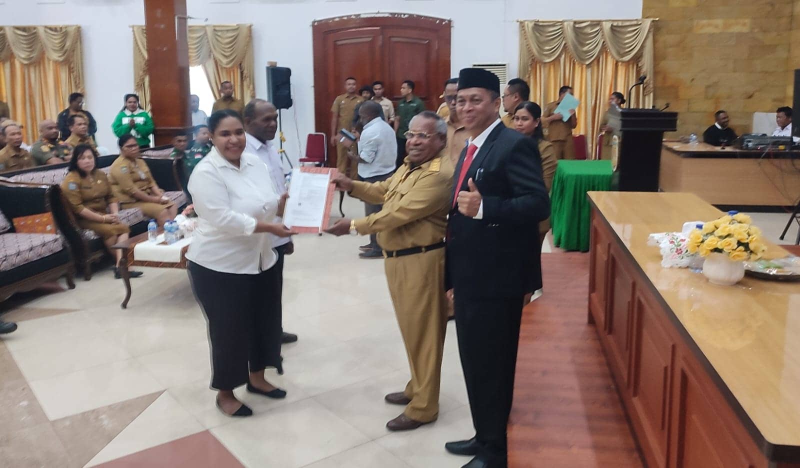 Ilustrasi berita Mimika: Penantian Panjang Berakhir, Bupati Omaleng Serahkan SK 528 CPNS dan PPPK
