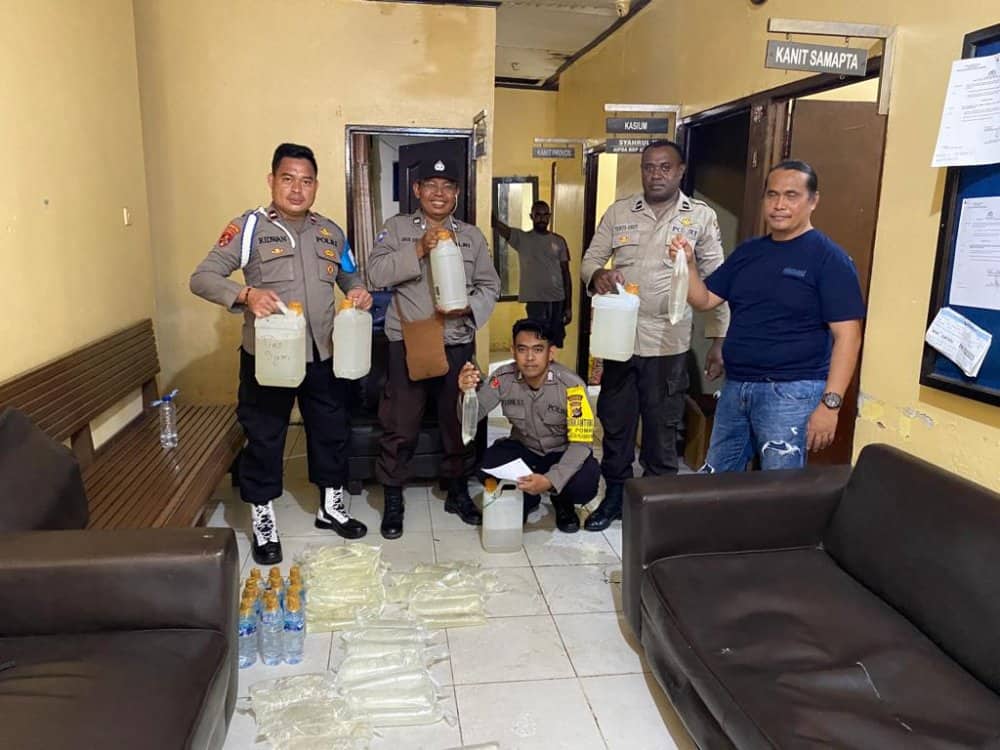 Ilustrasi berita Mimika: Dibawa Penumpang KM Leuser, Ratusan Liter Sopi Diamankan Polsek KP3 Laut Pomako
