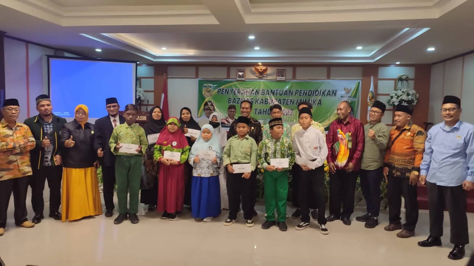 Ilustrasi berita Mimika: Upah Dibawah UMR, 17 Guru Honor dan 120 Anak di Mimika Dapat Bantuan Pendidikan