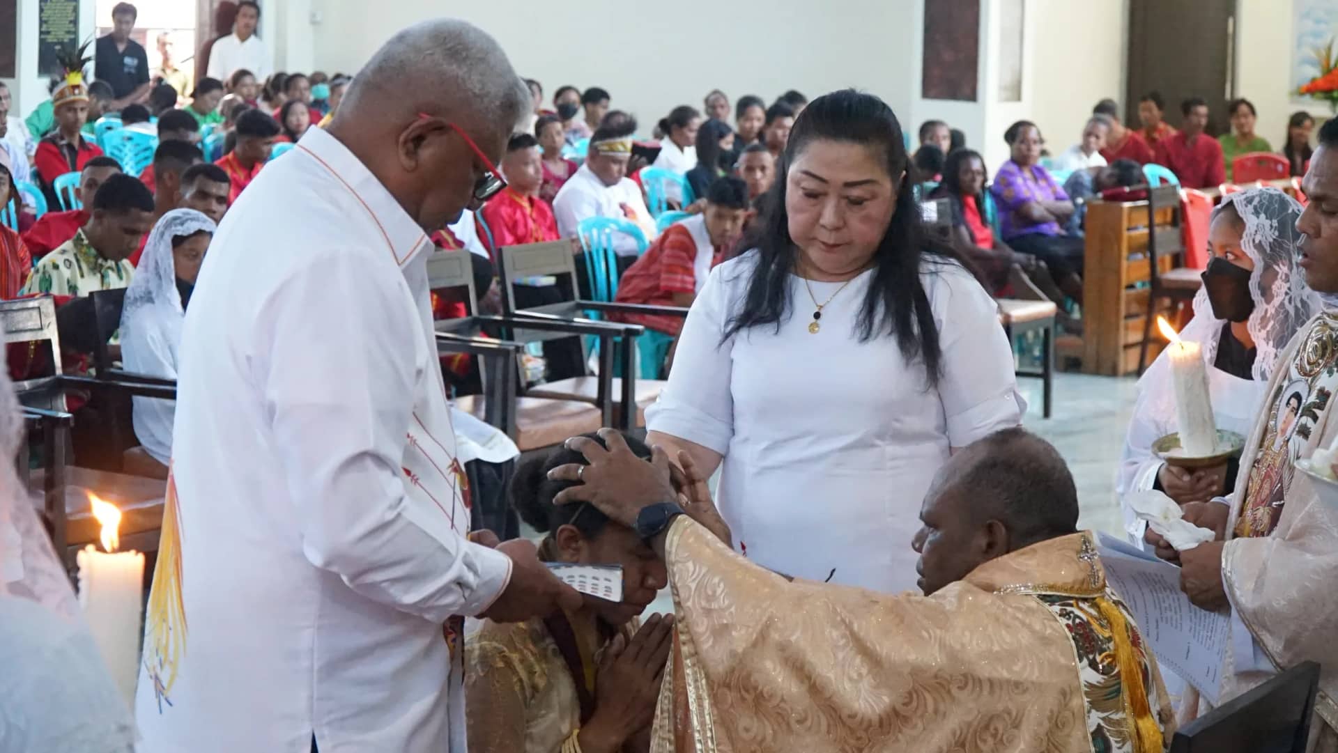 Ilustrasi berita Mimika: Wakil Bupati Mimika John Rettob dan Istri Jadi Wali 173 Remaja Penerima Sakramen Krisma di Gereja Paroki Sempan Timika