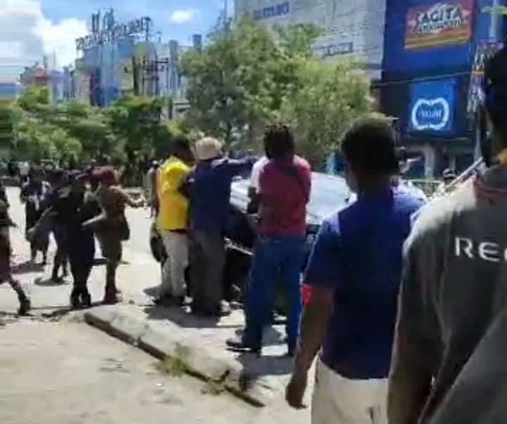 Ilustrasi berita Papua: Ribuan Massa Iringi Jenazah Lukas Enembe ke Rumah Pribadi, Mobil Pinggir Jalan Ikut Dibakar